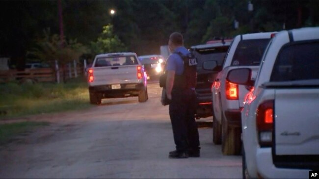 La policía responde a la escena de un tiroteo la madrugada del sábado 29 de abril de 2023 en Cleveland, Texas.