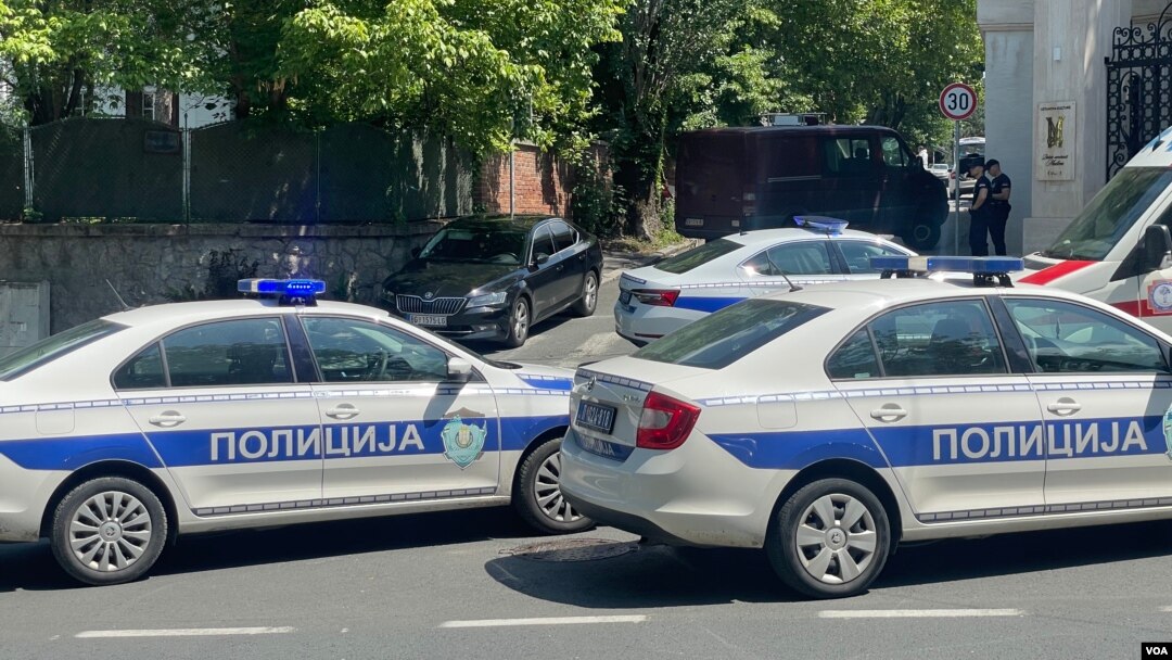 Pripadnici policije obezbeđuju prostor ispred ambasade Izraela posle napada na pripadnika žandarmerije koji je obezbeđivao zgradu u Beogradu, 29. juna 2024. (Foto: VOA/Stefan Miljuš)