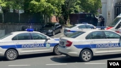 Pripadnici policije obezbeđuju prostor ispred ambasade Izraela posle napada na pripadnika žandarmerije koji je obezbeđivao zgradu u Beogradu, 29. juna 2024. (Foto: VOA/Stefan Miljuš)