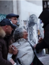 Trenutak kada neidentifikovani ljudi, za koje se kasnije ispostavilo da su policajci u civilu, privode antiratnu aktivistkinju Aidu Ćorović, nakon što je jajima gađala mural haškog osuđenika generala Ratka Mladića, u centru Beograda, 9. novembra 2021 (Foto: Videogreb)