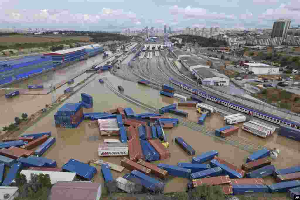 Контејнерите се расфрлани покрај железничката станица како последица на поплавите предизвикани од обилните дождови во Истанбул, Турција.