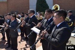 Integrantes de la Banda de Concepción, originarios de Quezaltenango, Guatemala, interpretan música sacra en las afueras de la catedral de St. Thomas en Arlington, Virginia la tarde del domingo 2 de abril que se celebra el Domingo de Ramos. [Foto: Tomás Guevara, VOA]