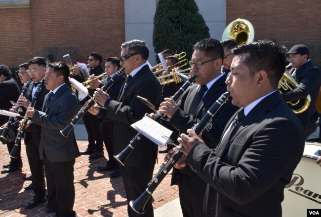 Integrantes de la Banda de Concepción, originarios de Quezaltenango, Guatemala, interpretan música sacra en las afueras de la catedral de St. Thomas en Arlington, Virginia la tarde del domingo 2 de abril que se celebra el Domingo de Ramos. [Foto: Tomás Guevara, VOA]