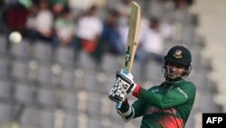 সিলেট আন্তর্জাতিক ক্রিকেট স্টেডিয়ামে বাংলাদেশ ও আয়ারল্যান্ডের মধ্যে প্রথম একদিনের আন্তর্জাতিক (ওডিআই) ক্রিকেট ম্যাচ চলাকালীন একটি শট খেলছেন বাংলাদেশের সাকিব আল হাসান। ১৮ মার্চ, ২০২৩। 