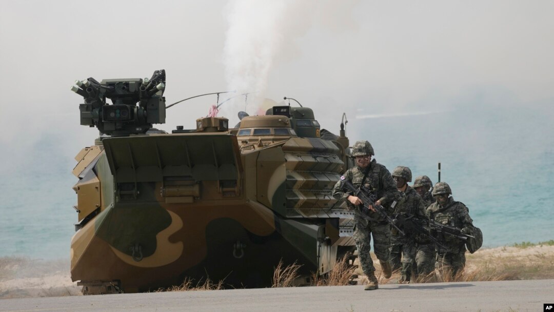 Tentara Korea Selatan mendarat dengan kendaraan serbu amfibi di tepi pantai selama latihan militer gabungan Cobra Gold AS-Thailand di Pantai Hat Yao di Provinsi Chonburi, Thailand timur, Jumat, 3 Maret 2023. (Foto: AP)