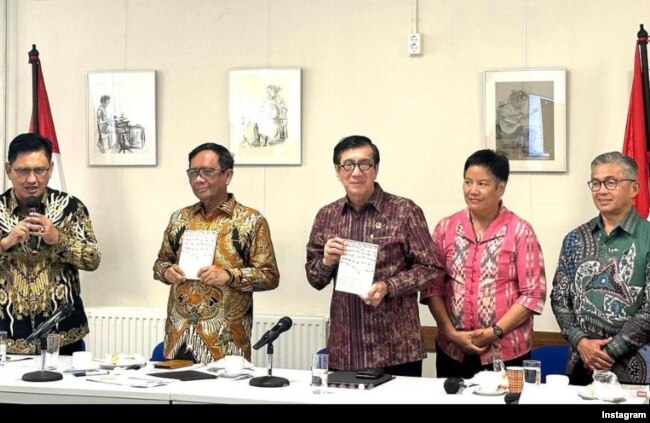 Pertemuan Menkolpol hukam, Prof. Dr. Mahfud, MD, dan Menkumham Yassona Laoly dengan Eks. siswa Ikatan Dinas (MAHID) di Gedung Pertemuan De Schakel, Amsterdam, 27 Agustus 2023. (IG/yassona.laoly)