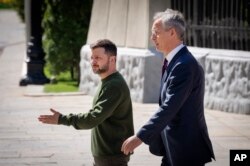 Predsednik Ukrajine Volodimir Zelenski i generalni sekretar NATO-a Jens Stoltenberg u Kijevu, 29. april 2024.