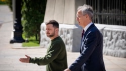 Presiden Ukraina Volodymyr Zelenskyy (kiri) menyambut kedatangan Sekretaris Jenderal NATO Jens Stoltenberg dalam kunjungannya ke Kyiv, pada 29 April 2024. (Foto: AP/Efrem Lukatsky)