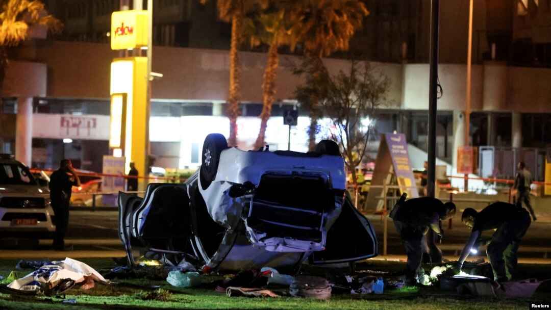Para petugas forensik memeriksa lokasi serangan di Tel Aviv, Israel, Jumat, 7 April 2023. (Foto: Nir Elias/Reuters)