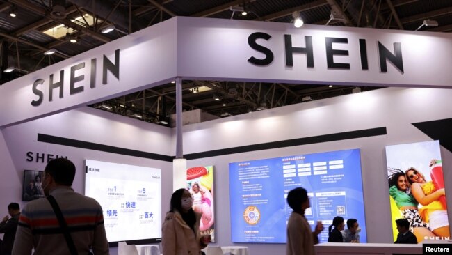 北京举办的中国国际供应链促进博览会上的中国便宜服装品牌Shein的展台（2023年11月28日）