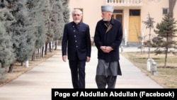 自塔利班夺取政权以来，哈米德·卡尔扎伊(右)和阿卜杜拉博士(左)一直留在喀布尔
(图片来源：阿卜杜拉博士脸书 Facebook 页面)