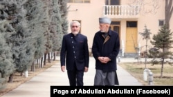 Abdullah Abdullah (kiri) dan Hamid Karzai tetap berada di Kabul sejaka Taliban kembali menguasai Afghanistan. (Foto: Courtesy of Dr. Abdullah Facebook page)