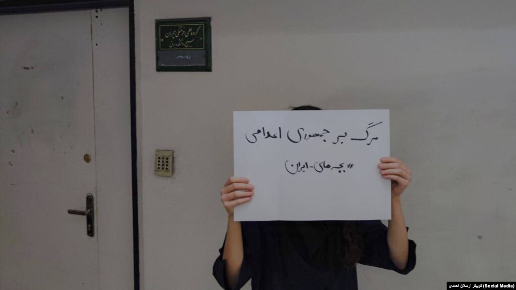پلاکارد یک دانشجوی دانشگاه امیرکبیر (پلی‌تکنیک) در تهران؛ شنبه ۳۰ اردیبهشت ۱۴۰۲