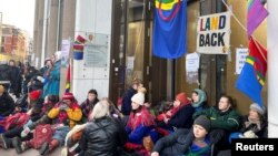 Para aktivis lingkungan dan hak-hak suku Sami memblokir pintu masuk ke Kementerian Minyak dan Energi, di Oslo selama aksi demonstrasi menuntut pembongkaran turbin angin Fosen, 27 Februari 2023.