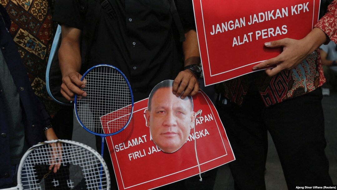 Para aktivis membawa raket dan topeng bergambar Firli Bahuri, Ketua Komisi Pemberantasan Korupsi (KPK), saat aksi protes di luar gedung KPK atas penangkapan Firli di Jakarta, 23 November 2023 lalu. 