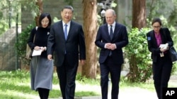 16일 중국 베이징에서 시진핑 중국 국가주석이 올라프 숄츠 독일 총리와 산책을 하고 있다.