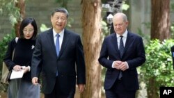 អធិការបតីអាល្លឺម៉ង់​លោក Olaf Scholz និងប្រធានាធិបតី​ចិន​លោក Xi Jinping សន្ទនាគ្នា​ក្នុងអំឡុង​ដំណើរទស្សនកិច្ច​របស់​មេដឹកនាំ​អាល្លឺម៉ង់​នៅទីក្រុងប៉េកាំង ប្រទេសចិន​ កាលពីថ្ងៃទី១៦ ខែមេសា ឆ្នាំ២០២៤។ (Ding Haitao/Xinhua via AP)