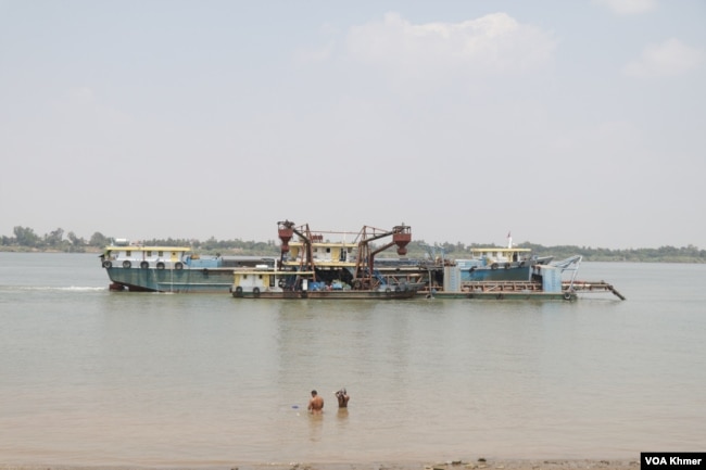 សាឡង់បើកតាមដងទន្លេមេគង្គ កន្លែងដែលព្រែកជីកហ្វូណនត្រូវសាងសង់ កាលពីថ្ងៃទី១៨ ខែមីនា ឆ្នាំ២០២៤។ (ស៊ុន ណារិន/វីអូអេ)