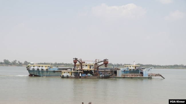 សាឡង់បើកតាមដងទន្លេមេគង្គ កន្លែងដែលព្រែកជីកហ្វូណនត្រូវសាងសង់ ។ (ស៊ុន ណារិន/វីអូអេ)