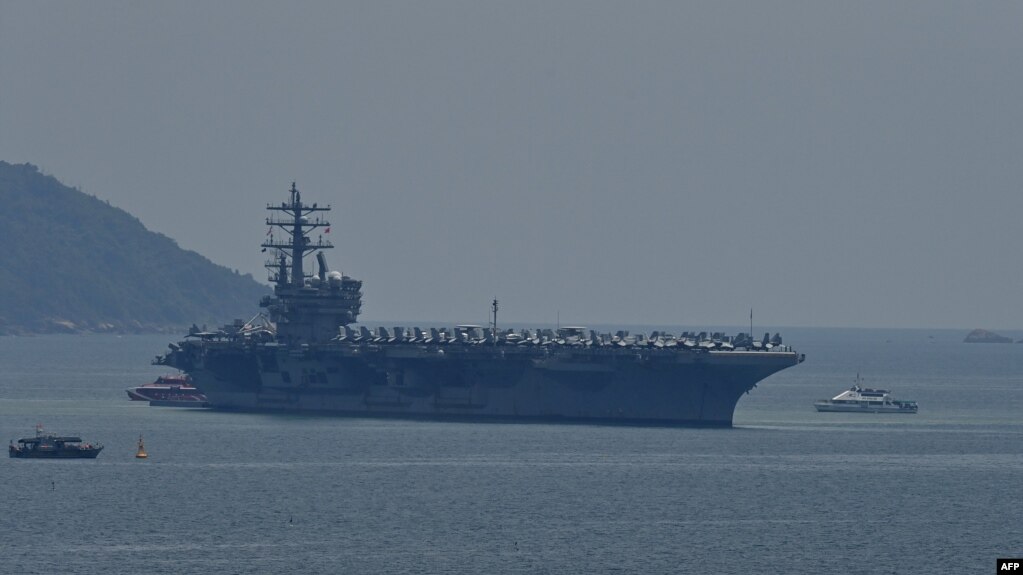 Tàu sân bay USS Ronald Reagan của Mỹ tiến vào cảng ở Đà Nẵng hôm 25/6/2023. 