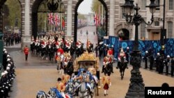 Британский король Карл III и королева Камилла едут в карете мимо Адмиралтейской арки из Букингемского дворца в Вестминстерское аббатство на церемонию коронации. Лондон. 6 мая 2023 года. Reuters.
