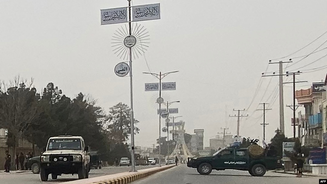 Personel keamanan Taliban (kanan) memblokir jalan di Mazar-i-Sharif , menyusul ledakan di kantor gubernur Taliban Mohammad Dawood Muzammil, di provinsi Balkh Afghanistan, 9 Maret 2023. (Atif ARYAN/AFP)