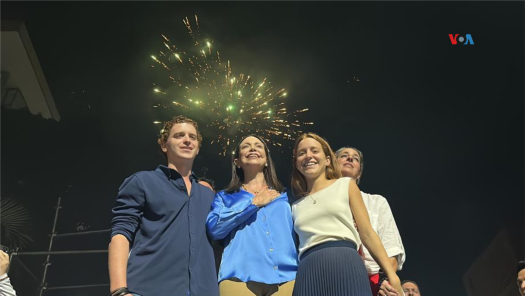 María Corina Machado celebra su inminente triunfo con parte de su familia, entre ella dos de sus tres hijos.