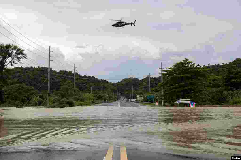 Las Islas Vírgenes de Estados Unidos y Puerto Rico seguían recibiendo lluvias que podrían causar inundaciones, dijo el Centro de Huracanes, que advirtió que las aguas estaban cubriendo algunas calles y causando deslizamientos de tierra.