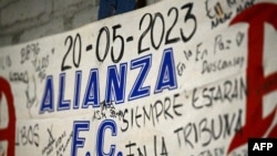 Spanduk di luar stadion Cuscatlan, San Salvador, untuk mengenang para korban dalam insiden 21 Mei 2023. Sedikitnya 12 orang tewas dan ratusan lainnya terluka dalam desak-desakan di stadion ini. (Foto oleh MARVIN RECINOS/AFP)