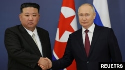 블라디미르 푸틴 러시아 대통령이 지난해 9월 13일 러시아 보스토치니 코스모드롬에서 열린 회담에서 김정은 북한 국무위원장과 악수를 나누고 있다. 