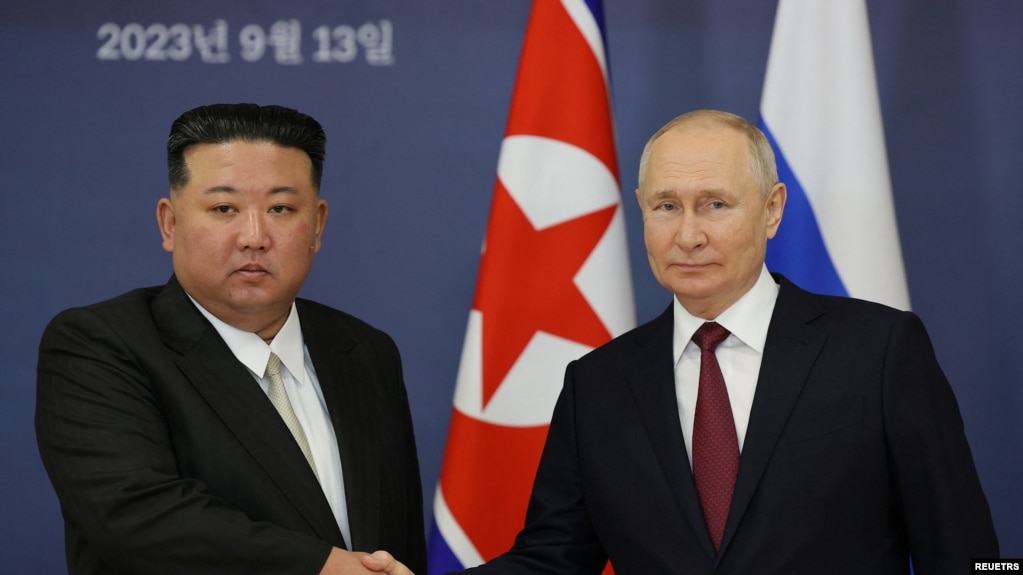 Rais Vladimir Putin akisamiliana na Kim Jong Un katika mkutano wao huko Vostochny, Russia, Septemba 13, 2023.