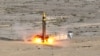 Uji coba rudal balistik Khorramshahr generasi keempat, bernama Khaibar, di lokasi yang dirahasiakan. (Foto: HO/Situs Kementerian Pertahanan Iran via AFP) 