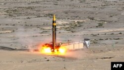 资料照片：伊朗国防部于2023年5月25日提供的照片显示弹道导弹正在一个秘密地点测试。（法新社照片）