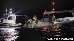 美國海軍提供的照片顯示美軍潛水員在南卡羅萊納州海岸外打撈被擊落的中國間諜氣球碎片。（2023年2月7日）