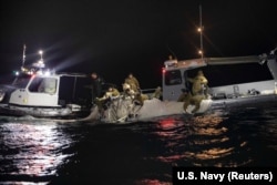 美国海军提供的照片显示美军潜水员在南卡罗莱纳州海岸外打捞被击落的中国间谍气球碎片。（2023年2月7日）