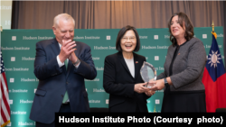 台湾总统蔡英文获哈德逊研究所颁发全球领导力奖。左为哈德逊研究所主席兼首席执行官约翰·沃尔特斯（John Walters），右为哈德逊研究所理事会主席莎拉·斯特恩(Sarah Stern)。（哈德逊研究所提供）