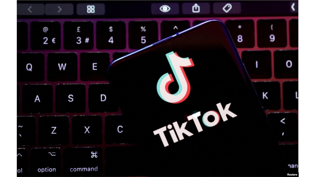 Logo aplikasi TikTok pada 22 Agustus 2022. (Foto: REUTERS/Dado Ruvic)