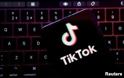 Logo aplikasi TikTok pada 22 Agustus 2022. (Foto: REUTERS/Dado Ruvic)