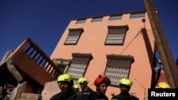 Cuadrillas de emergencia inspeccionan un edificio dañado por un terremoto en Ouirgane, Marruecos, el 10 de septiembre de 2023.