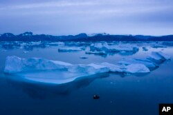 Arhia - Brod plovi pored ledenog brega nedaleko od Kulusuka, istočni Greenland, 15. august 2019.