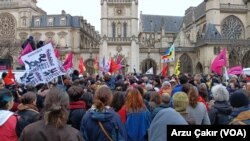 Fransa'da protestolara neden olan Göç Yasası’nın tartışma yaratan 35 maddesi, Anayasa Konseyi tarafından iptal edildi.