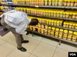 A shopper looking for cooking oil