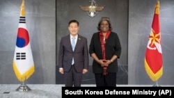 美国常驻联合国代表琳达·托马斯-格林菲尔德在首尔与韩国国防部长官申源湜举行会晤。（2024年4月15日）