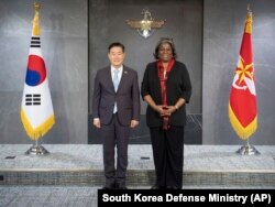 Menteri Pertahanan Korea Selatan Shin Won-sik, kiri, dan Linda Thomas-Greenfield, Duta Besar Amerika Serikat dan Perwakilan untuk PBB, berfoto saat pertemuan di Kementerian Pertahanan di Seoul, Korea Selatan, Senin, 15 April 2024 . (Foto: melalui AP)