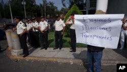 Partidarios del partido político Liberación del Pueblo (MLP) protestan que el Tribunal Supremo Electoral negó la candidatura de su aspirante a vicepresidente, Jordan Rodas, en Ciudad de Guatemala, el 16 de febrero de 2023.