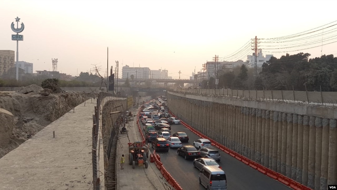کلمہ انڈر پاس ابھی مکمل نہیں ہوا البتہ اسے ٹریفک کے لیے کھول دیا گیا ہے۔