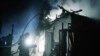 Petugas penyelamat memadamkan api di sebuah rumah yang rusak akibat serangan drone Rusia di lingkungan perumahan di Kharkiv, Ukraina, pada 4 April 2024. (Foto: AP)