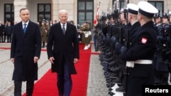 美国总统拜登和波兰总统杜达在波兰总统府外举行的欢迎仪式上。(2023年2月21日)