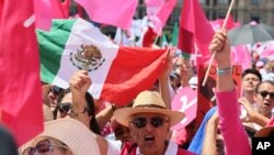 Ribuang orang berpartisipasi dalam unjuk rasa anti-pemerintah di Mexico City, Meksiko, pada 19 Mei 2024. (Foto: AP/Ginnette Riquelme)