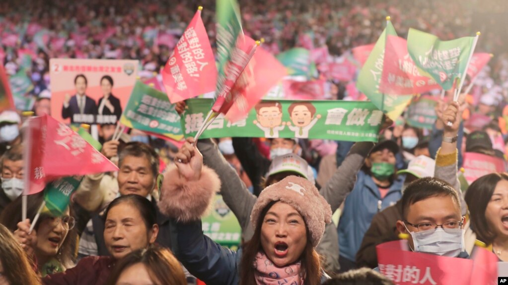 2024年1月6日，台湾副总统、民进党总统候选人赖清德的支持者在台湾新北市的竞选活动中欢呼。（美联社照片）(photo:VOA)
